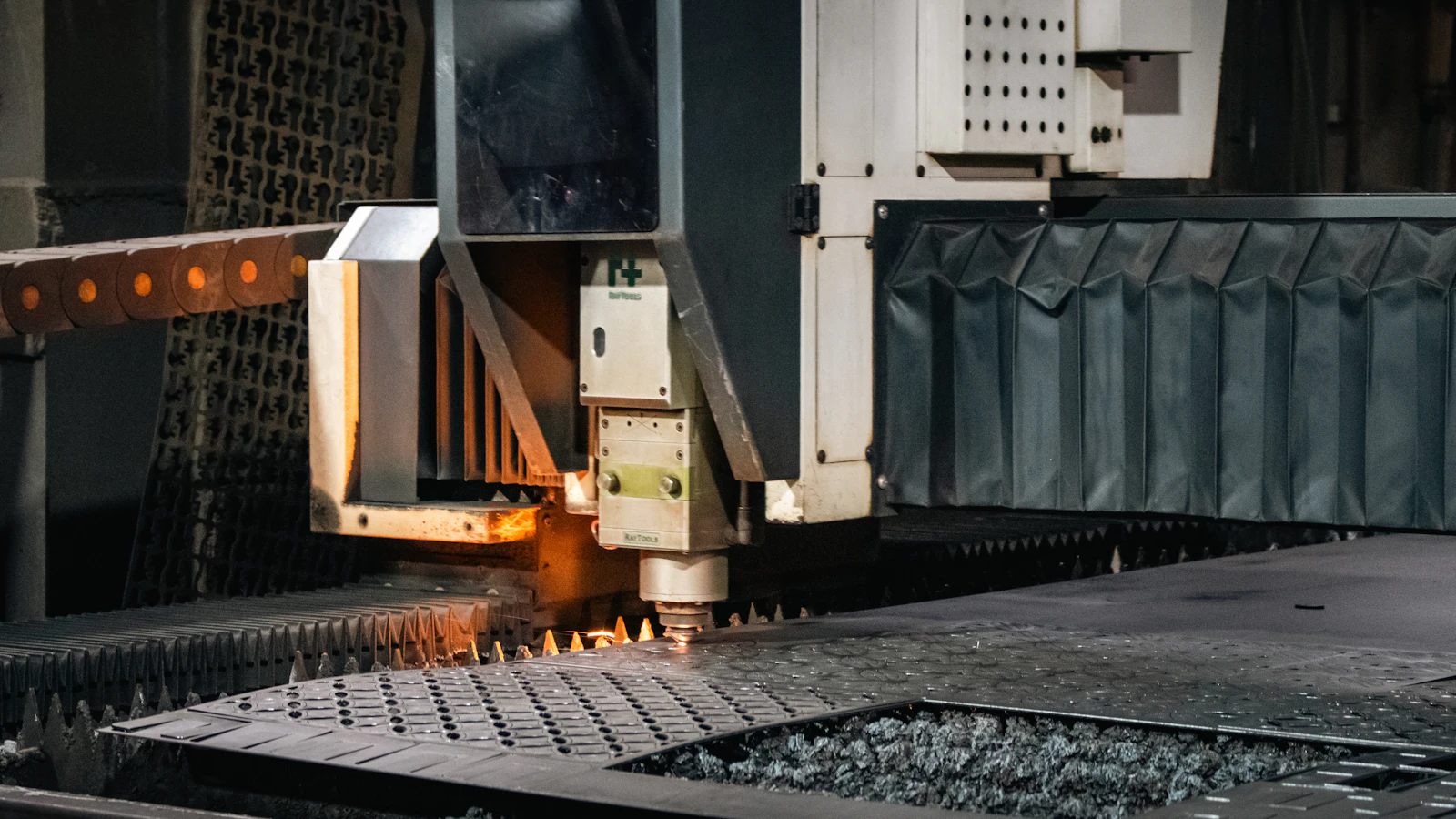 Découpe laser industrielle sur tôle métallique